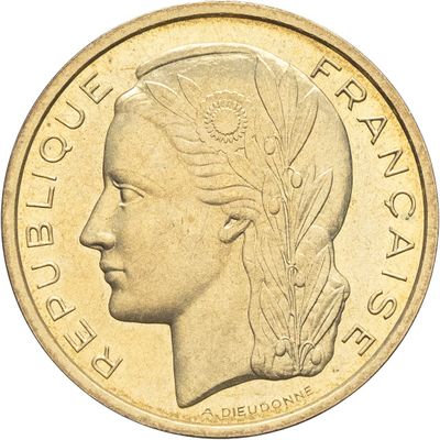 gros plan d'une pièce de monnaie sur laquelle figure un visage de femme