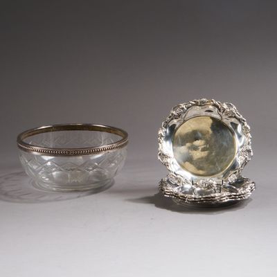 un bol en argent et une assiette en argent posés sur une table