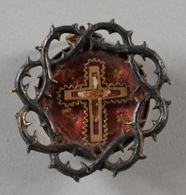 une croix au milieu d'une couronne d'épines
