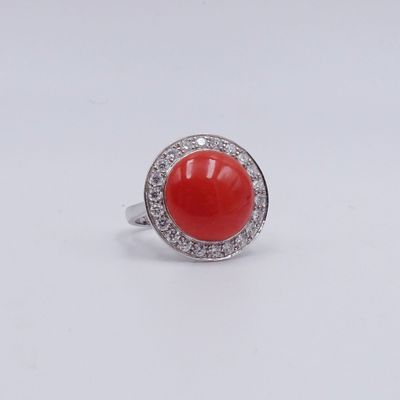 une image représentant une bague en corail rouge et diamants sur fond blanc