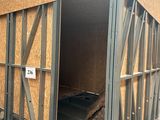 un bâtiment qui a été construit et qui est en cours de construction