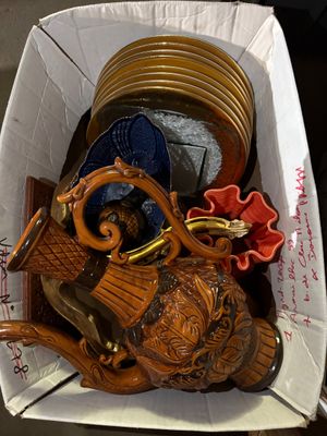 une boîte en carton contenant une théière et d'autres objets