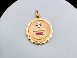 une image représentant une médaille d'or surmontée d'une croix