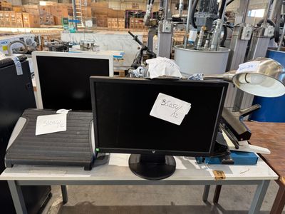 1 Ecran BENQ -1 écran V7 -2 lampes de bureau articulées -1 petit massi