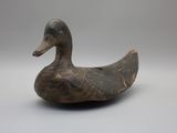 un canard en bois posé sur une table