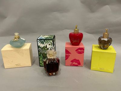 trois flacons de parfum miniatures posés les uns à côté des autres sur une table