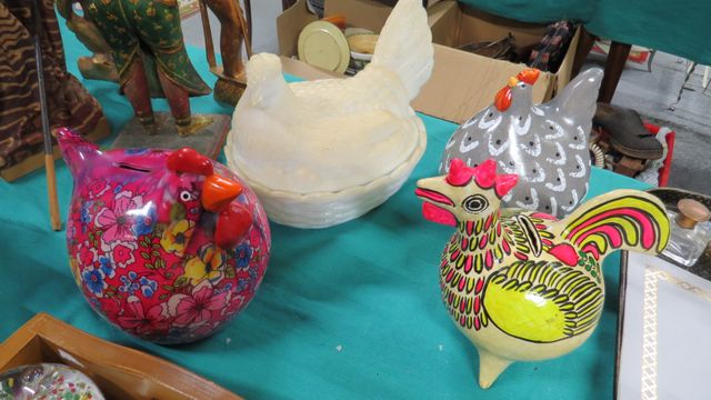 Lot de 4 poules : 2 tirelires, une terrine en opaline et une déco...