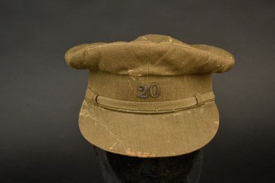 une casquette portant le numéro 20, posée sur la tête d'un mannequin