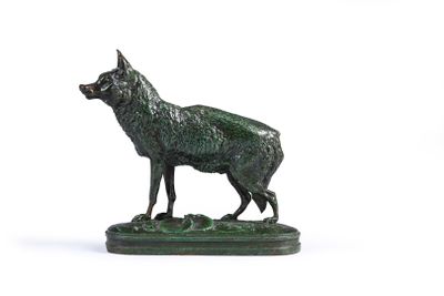 une statue en bronze représentant un loup, posée sur un socle vert
