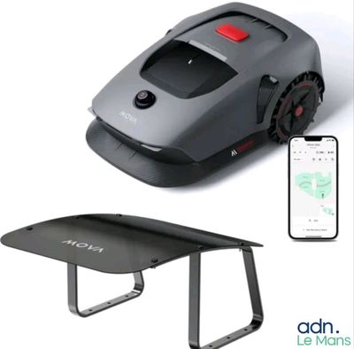 une photo d'une tondeuse robot à côté d'un téléphone