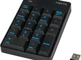 Le clavier noir, dont les touches sont bleues, se trouve à côté d'une clé USB.