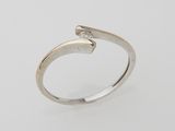 une bague en or blanc avec un diamant serti au centre