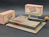 une petite boîte contenant un couteau et une boîte sur laquelle est représentée une orange