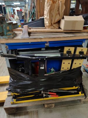 une photo d'un établi sur lequel sont posés de nombreux outils