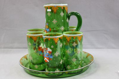 quatre tasses et une soucoupe posées sur une assiette