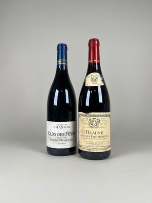 deux bouteilles de vin posées l'une à côté de l'autre sur une table