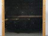 une image représentant un miroir avec un cadre doré sur fond noir