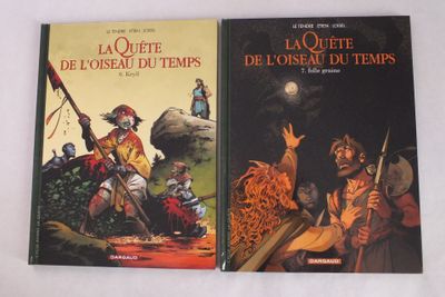 deux livres posés sur une table