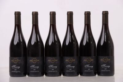 six bouteilles de vin sont alignées sur une table