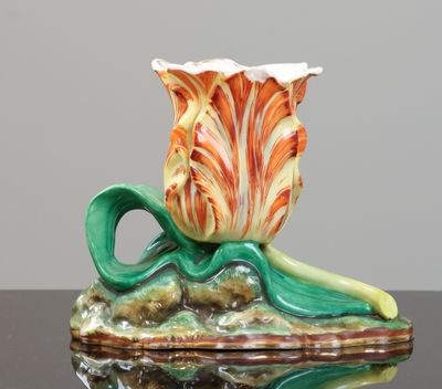 Jacob PETIT à Paris. Vase soliflore en porcelaine en forme d…