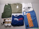un lot de vêtements posés sur une table