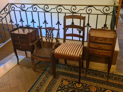 trois chaises et une table dans une pièce