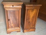 deux tables de chevet posées sur un sol carrelé dans une chambre