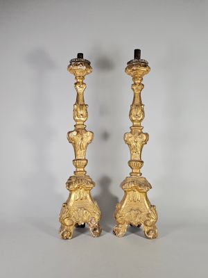 paire de bougeoirs anciens en laiton ornés de figures sur les socles