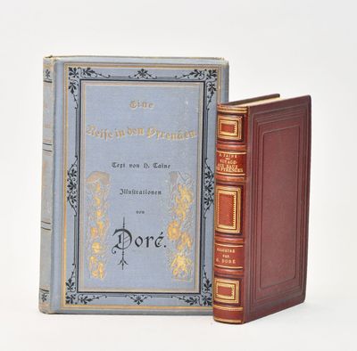 deux livres posés l'un à côté de l'autre sur une surface blanche