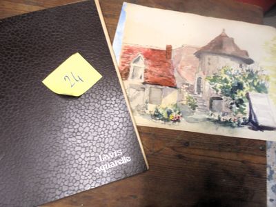 une photo d'une photo représentant une maison et un bout de papier posé sur un bureau