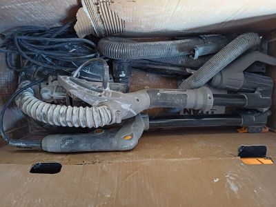 une boîte avec un tas d'outils à l'intérieur