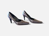 une paire de chaussures pour femme sur fond blanc