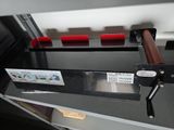 une photo d'une machine en train de découper une feuille de papier