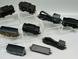 de nombreux modèles réduits de trains exposés sur une table