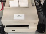 une imprimante posée à côté d'un ordinateur portable sur un bureau