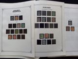 un livre ouvert sur lequel figure une image de timbres