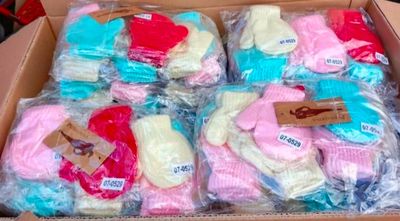 de nombreuses paires de chaussettes dans une boîte posée sur une table