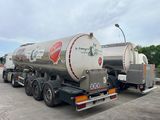 un gros camion-citerne garé sur un parking