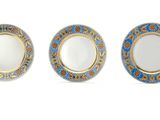 trois assiettes ornées de motifs bleus et dorés, disposées les unes à côté des autres