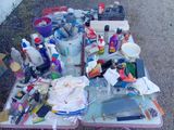 une table sur laquelle il y a plein de choses