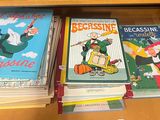 de nombreux livres pour enfants sur une étagère dans une bibliothèque
