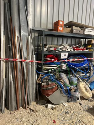 un tas d'objets métalliques divers dans un local de stockage