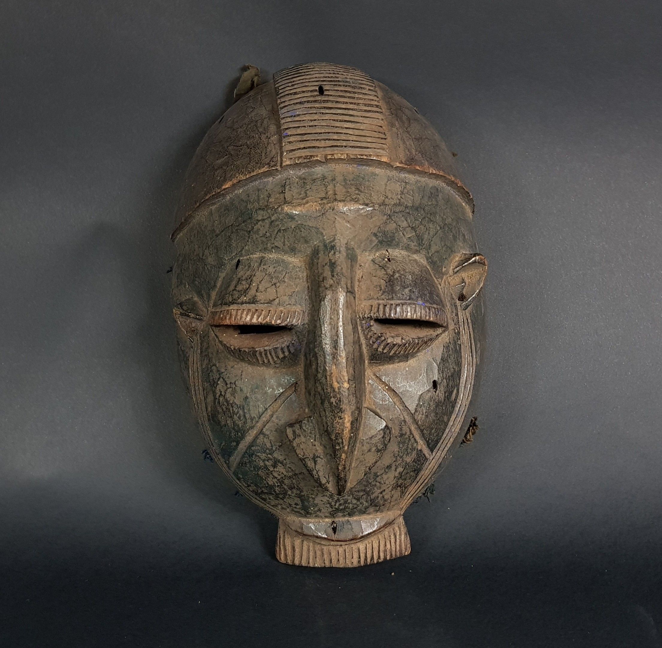 Masque Yoruba en Bois et Coton - Art Africain Rare d'Ekiti, 27 cm
