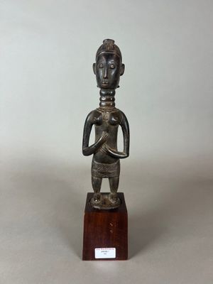 l'image d'une statue d'un homme tenant un bébé dans ses bras