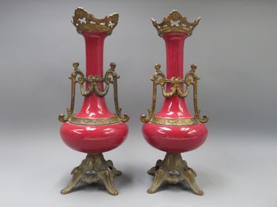 Paire de vases en céramique rouge, monture en régule de styl…