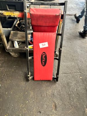 un chariot avec un siège rouge et un sac rouge posé dessus
