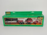image d'un camion jouet rouge et noir et d'un camion jouet rouge et blanc, présentée dans un cadre