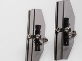 une paire d'appliques murales noires et chromées sur fond blanc