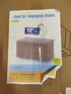une boîte ornée d'une horloge, posée sur une table