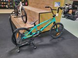 un vélo posé sur une béquille dans un magasin
